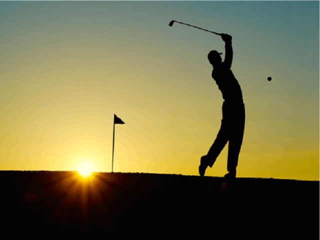Man som spelar golf