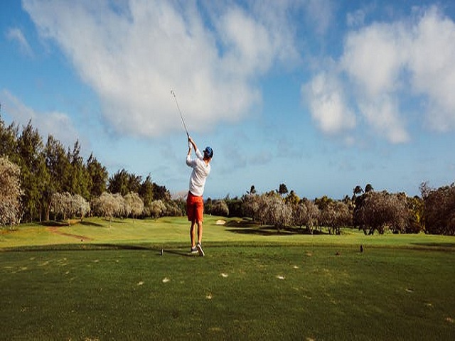 Man på golfbana