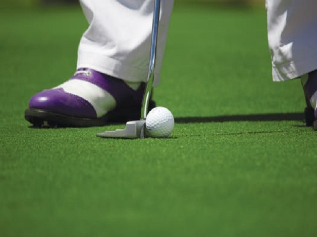 Man med lila golfskor
