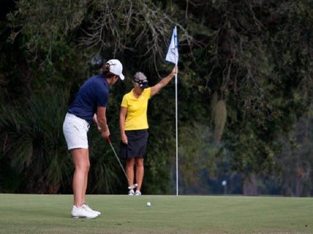 Två personer spelar golf