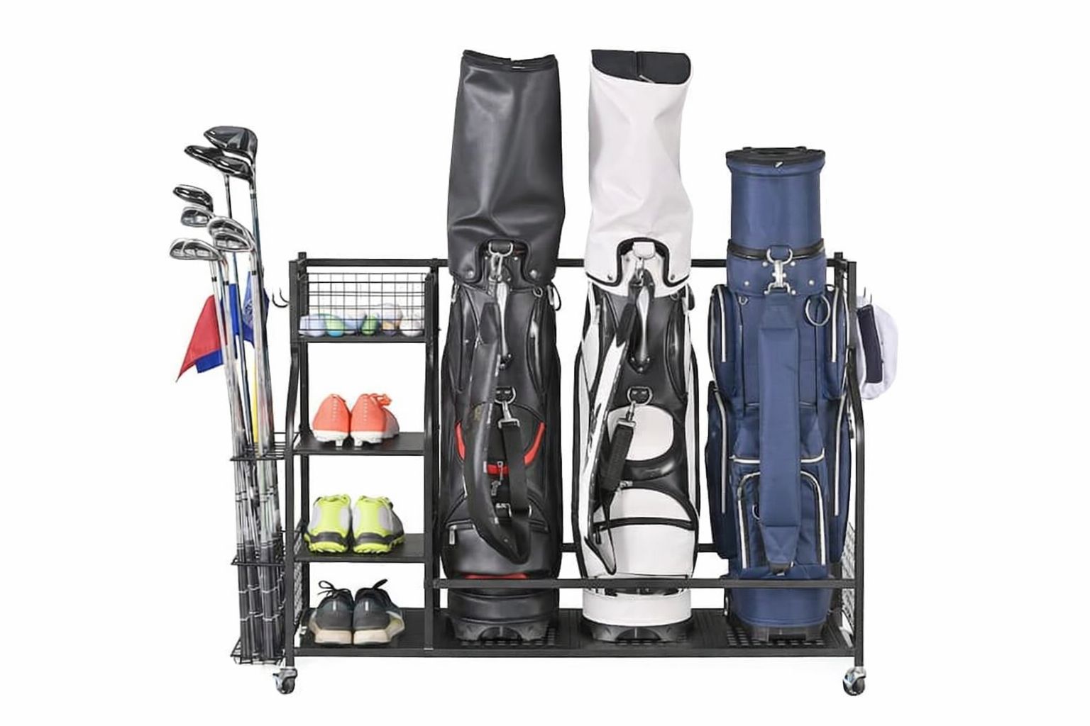 Svart förvaringsställ för golfutrustning med väskor, klubbor och skor.